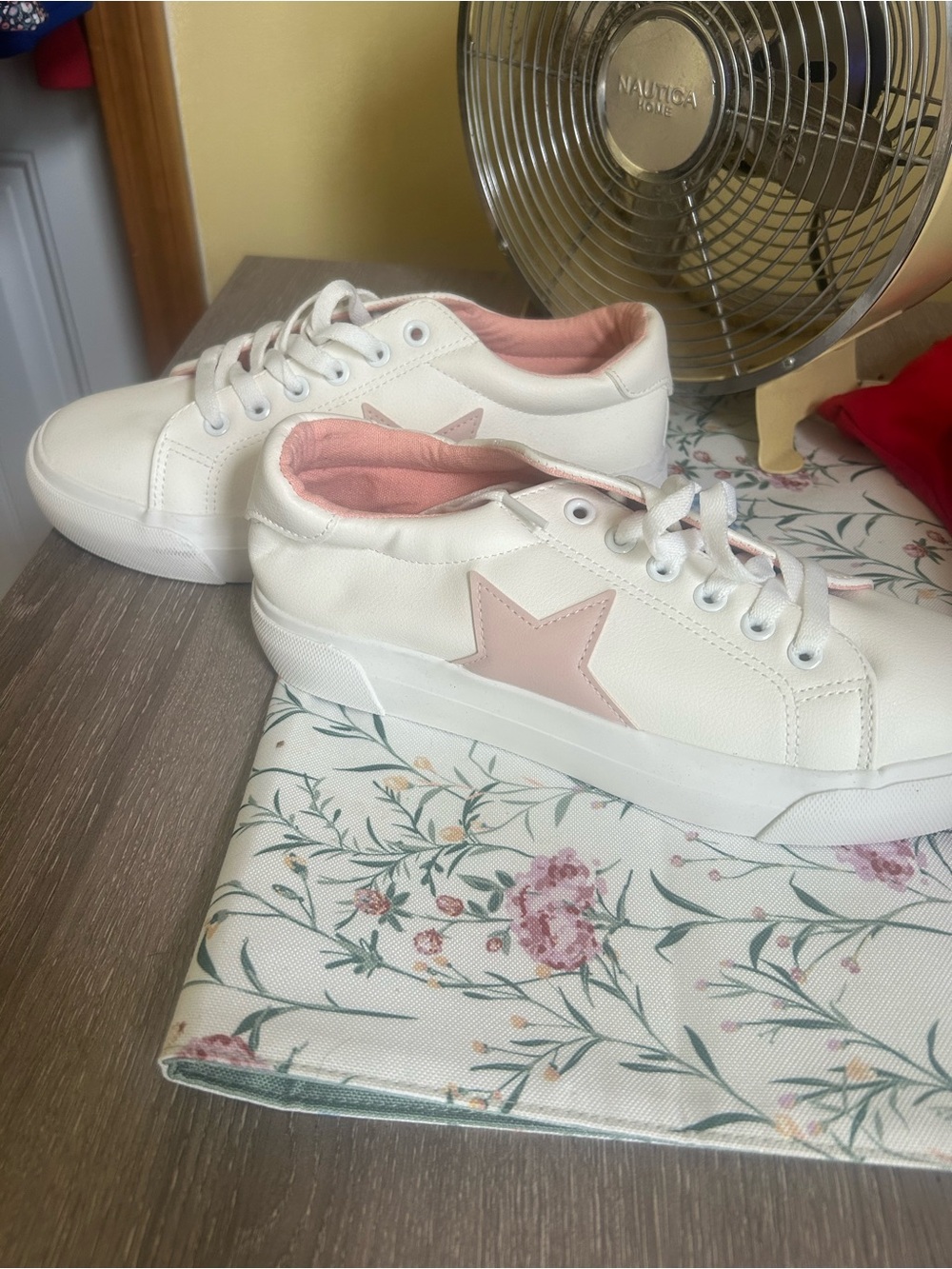White and Pink Star Detail Women's Sneakers